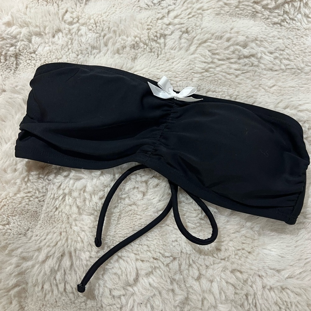 Black bikini top with white bow 🎀